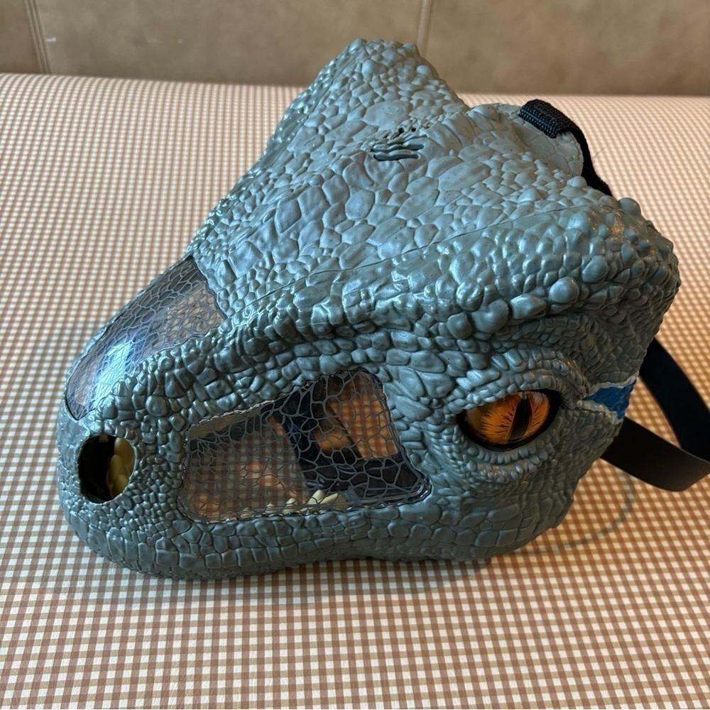 Jurassic World Velociraptor Dino‎ Mask Mattel Mouth Opens. Makes noise works.